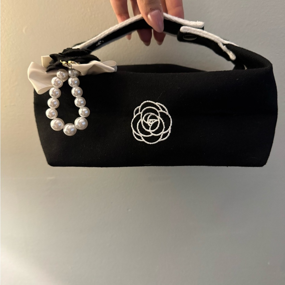 Elegant Black Handbag with Pearl Accent